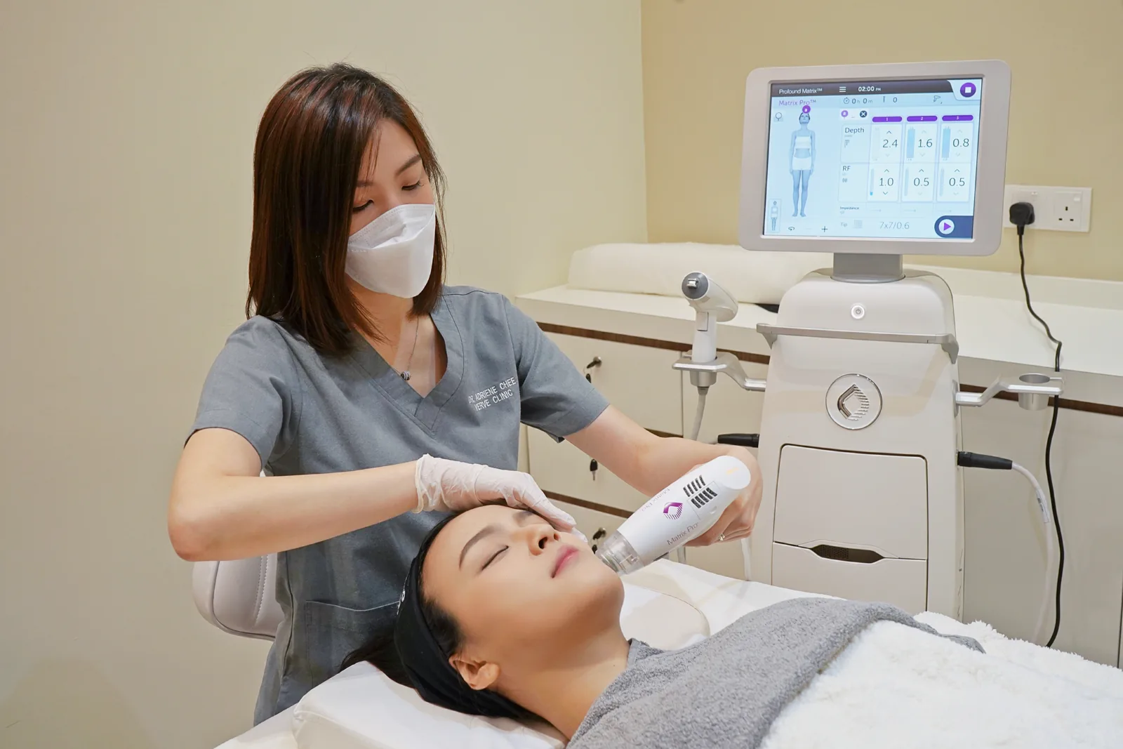 Dr. Adriene Chee performing Matrix Pro RF microneedling at Verve Clinic Petaling Jaya, with three treatment depths set on the Profound Matrix screen